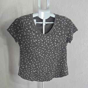 Old Navy Everywear Gray Leopard Tee